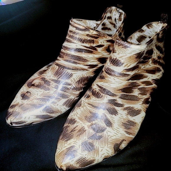 A CAPELLI RUBBER SHOES. Size 8 - Picture 2 of 8